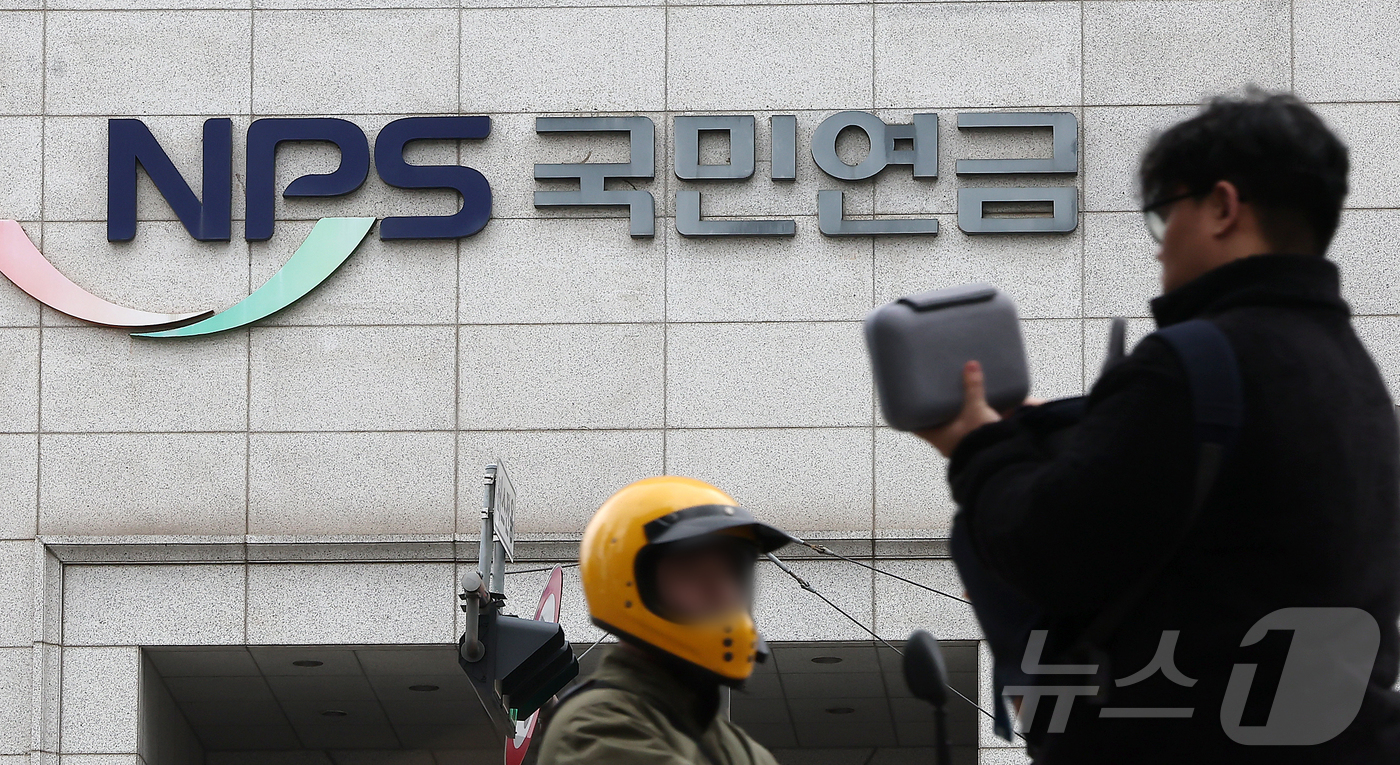 (서울=뉴스1) 김진환 기자 = IMF는 한국의 정년을 60세에서 65세로 늘리는 데 공감하면서, 국민연금 수급 연령을 68세로 높이고 연공서열식 임금체계를 성과 중심으로 개편해야 …