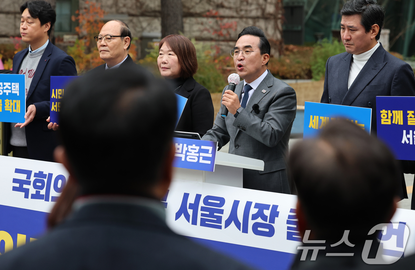 (서울=뉴스1) 오대일 기자 = 박홍근 더불어민주당 의원이 26일 서울시청 앞에서 내년 6월 치러지는 서울시장 선거 출마 선언을 하고 있다. 당 원내대표를 역임한 4선 중진 박 의 …