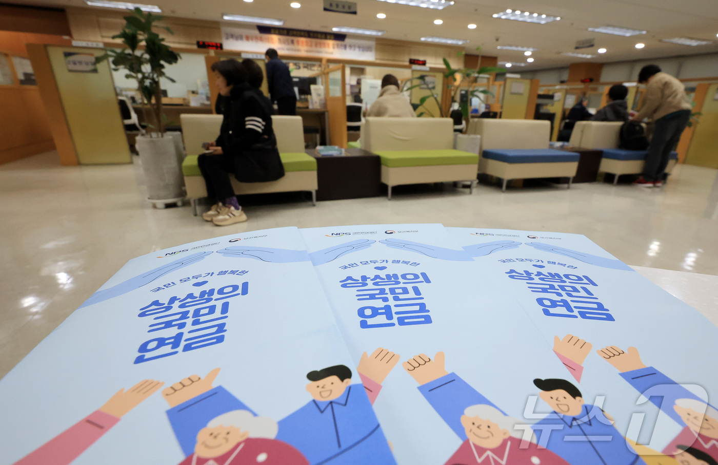 (서울=뉴스1) 김진환 기자 = 구윤철 부총리는 26일 국민연금의 해외투자 확대가 환율 변동성에 미치는 영향을 완화하기 위해 ‘국민연금 뉴프레임워크’ 구축 논의에 착수했다고 밝혔다 …