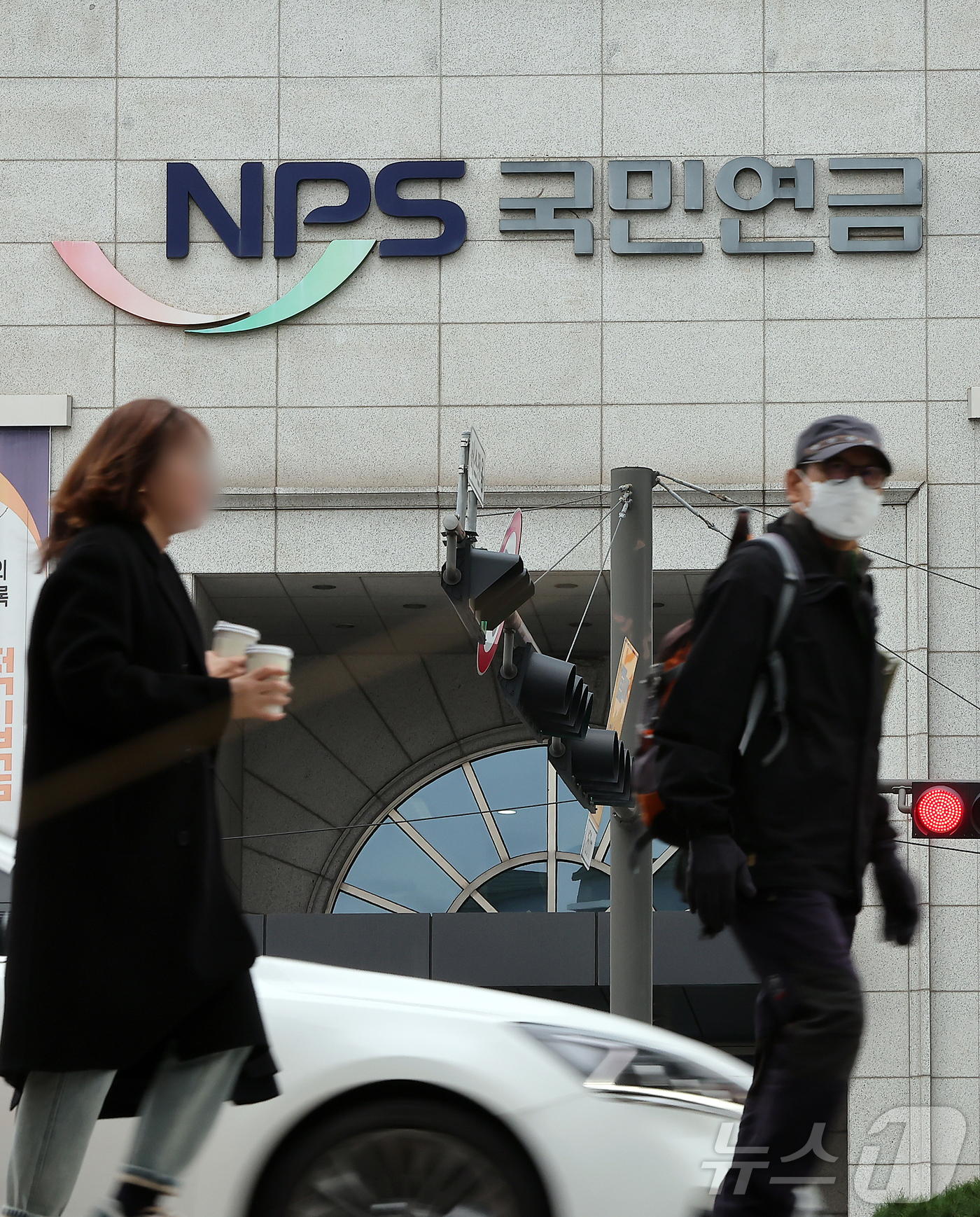 (서울=뉴스1) 김진환 기자 = 구윤철 부총리는 26일 국민연금의 해외투자 확대가 환율 변동성에 미치는 영향을 완화하기 위해 ‘국민연금 뉴프레임워크’ 구축 논의에 착수했다고 밝혔다 …