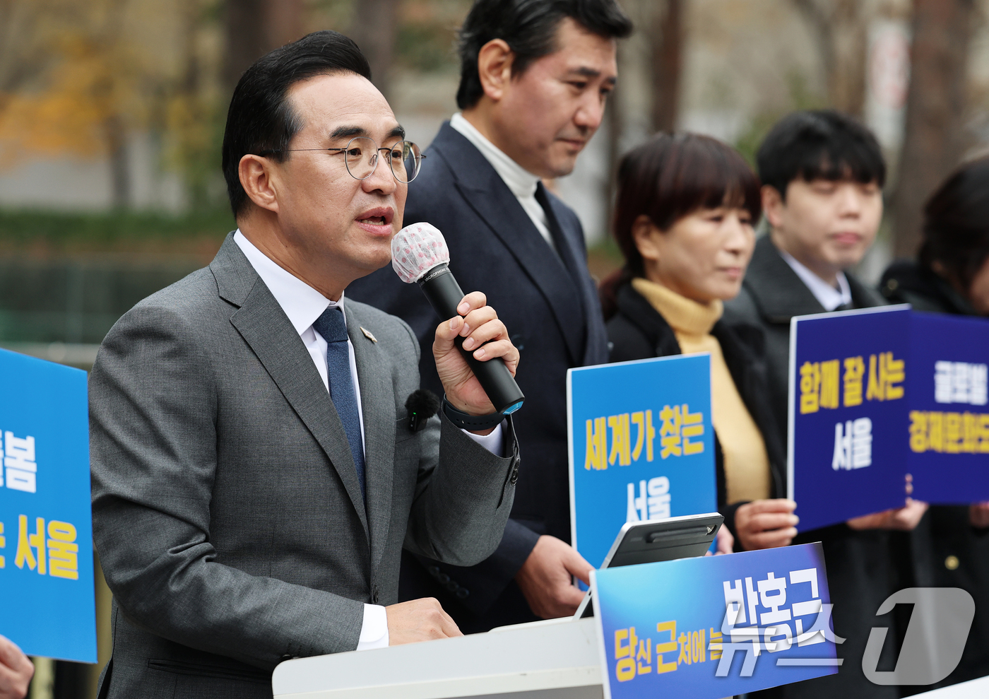 (서울=뉴스1) 오대일 기자 = 박홍근 더불어민주당 의원이 26일 서울시청 앞에서 내년 6월 치러지는 서울시장 선거 출마 선언을 하고 있다. 당 원내대표를 역임한 4선 중진 박 의 …
