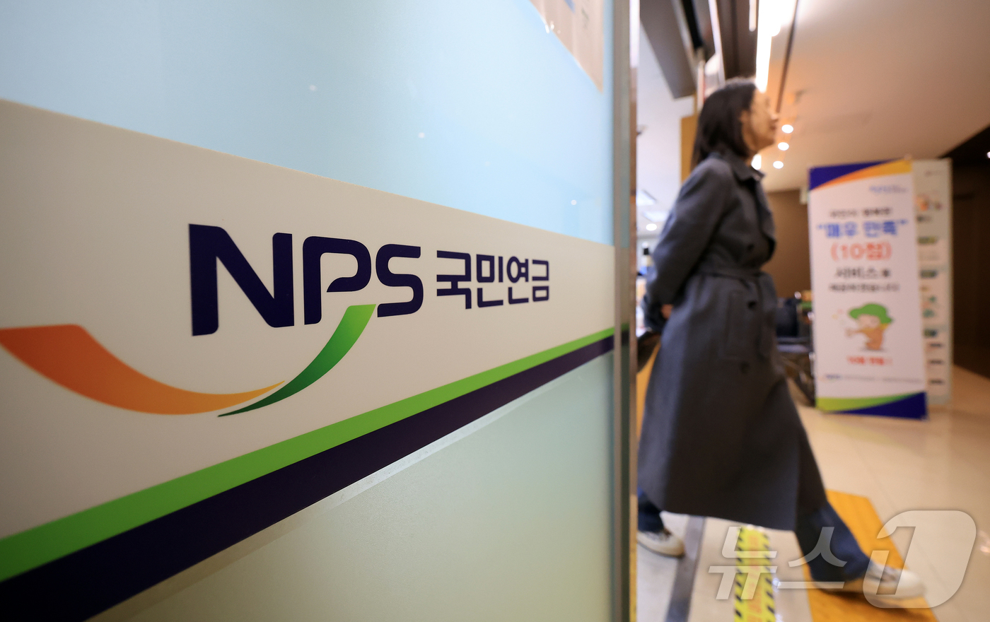 (서울=뉴스1) 김진환 기자 = 구윤철 부총리는 26일 국민연금의 해외투자 확대가 환율 변동성에 미치는 영향을 완화하기 위해 ‘국민연금 뉴프레임워크’ 구축 논의에 착수했다고 밝혔다 …