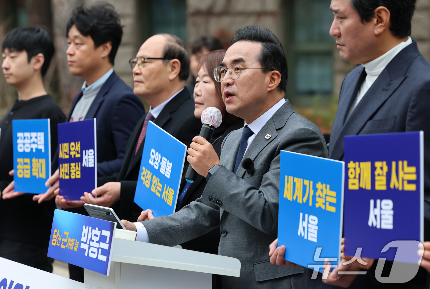 (서울=뉴스1) 오대일 기자 = 박홍근 더불어민주당 의원이 26일 서울시청 앞에서 내년 6월 치러지는 서울시장 선거 출마 선언을 하고 있다. 당 원내대표를 역임한 4선 중진 박 의 …