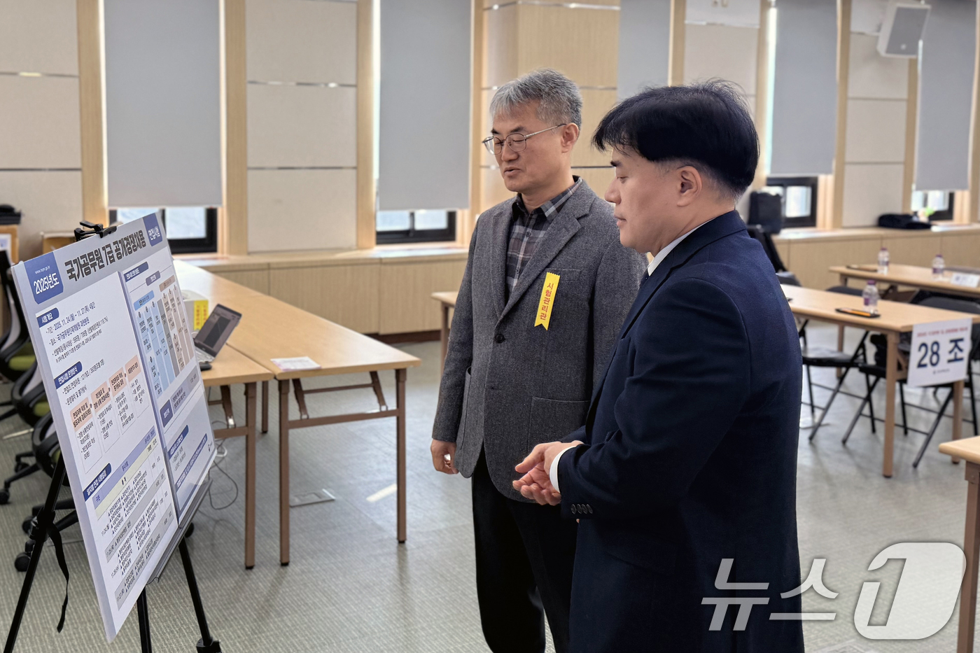 (과천=뉴스1) 김영운 기자 = 박용수 인사혁신처 차장이 26일 '2025년도 국가공무원 7급 공개경쟁채용 면접시험'이 치러진 경기 과천시 중앙동 국가공무원인재개발원을 방문해 시험 …