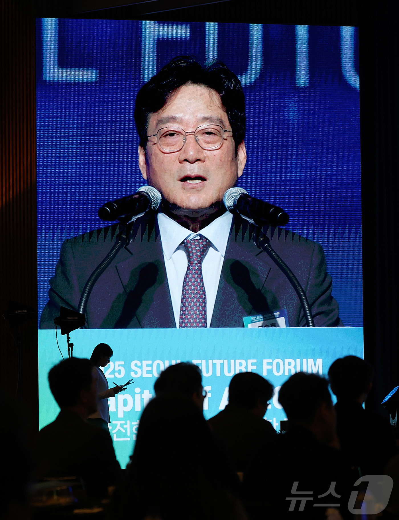(서울=뉴스1) 박지혜 기자 = 유승호 머니투데이방송 대표이사가 26일 서울 중구 대한상공회의소 국제회의장에서 열린 2025 서울퓨처포럼에서 개회사를 하고 있다. 2025.11.2 …