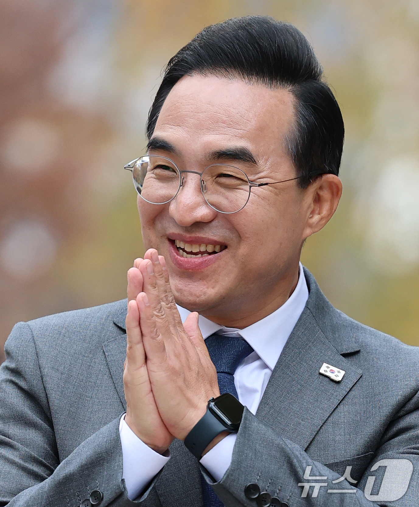 (서울=뉴스1) 오대일 기자 = 박홍근 더불어민주당 의원이 26일 서울시청 앞에서 열린 서울시장 출마 선언 기자회견에 참석하며 양손을 모아 인사하고 있다. 당 원내대표를 역임한 4 …