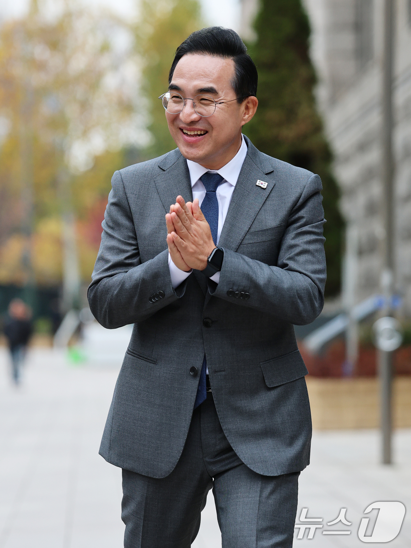 (서울=뉴스1) 오대일 기자 = 박홍근 더불어민주당 의원이 26일 서울시청 앞에서 열린 서울시장 출마 선언 기자회견에 참석하며 양손을 모아 인사하고 있다. 당 원내대표를 역임한 4 …