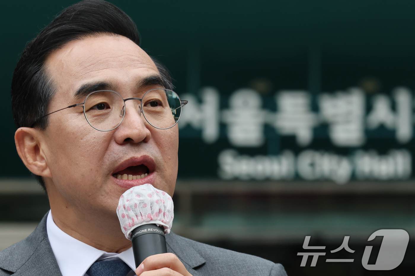 (서울=뉴스1) 오대일 기자 = 박홍근 더불어민주당 의원이 26일 서울시청 앞에서 내년 6월 치러지는 서울시장 선거 출마 선언을 하고 있다. 당 원내대표를 역임한 4선 중진 박 의 …