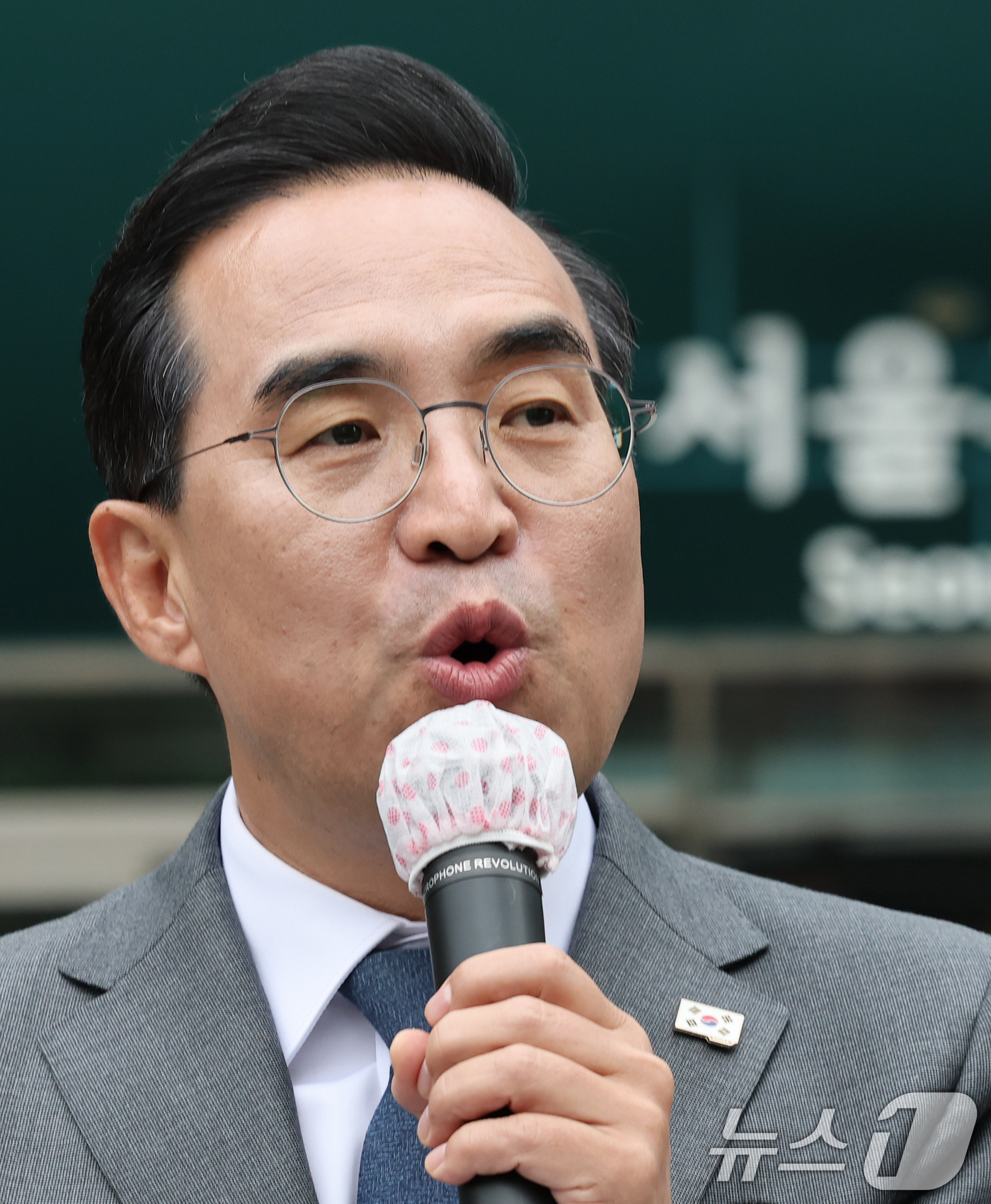 (서울=뉴스1) 오대일 기자 = 박홍근 더불어민주당 의원이 26일 서울시청 앞에서 내년 6월 치러지는 서울시장 선거 출마 선언을 하고 있다. 당 원내대표를 역임한 4선 중진 박 의 …