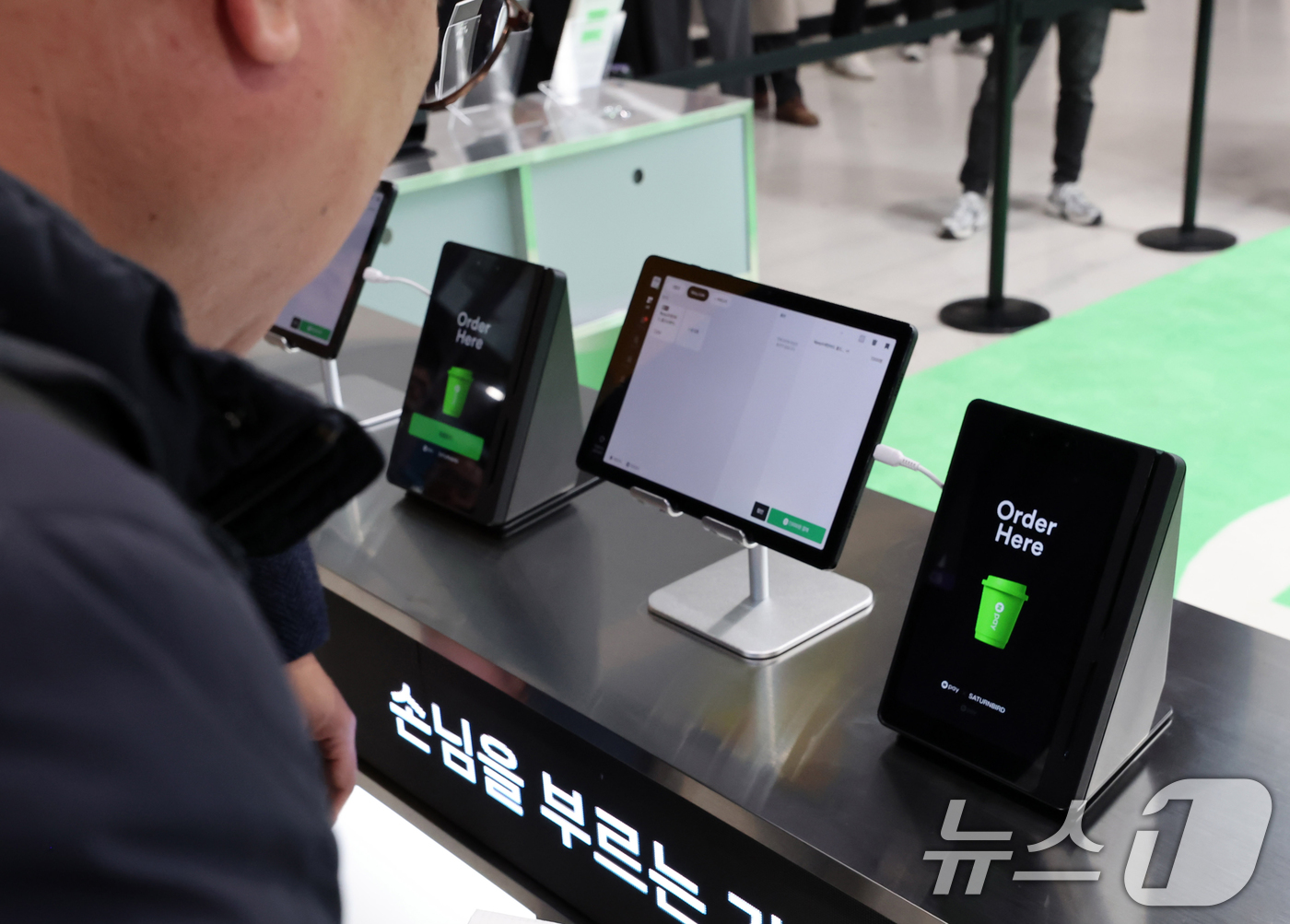 (서울=뉴스1) 오대일 기자 = 26일 서울 서초구 aT센터에서 열린 코리아 핀테크 위크 2025에 마련된 네이버페이 부스에서 관람객들이 네이버페이 결제 시스템을 살펴보고 있다. …