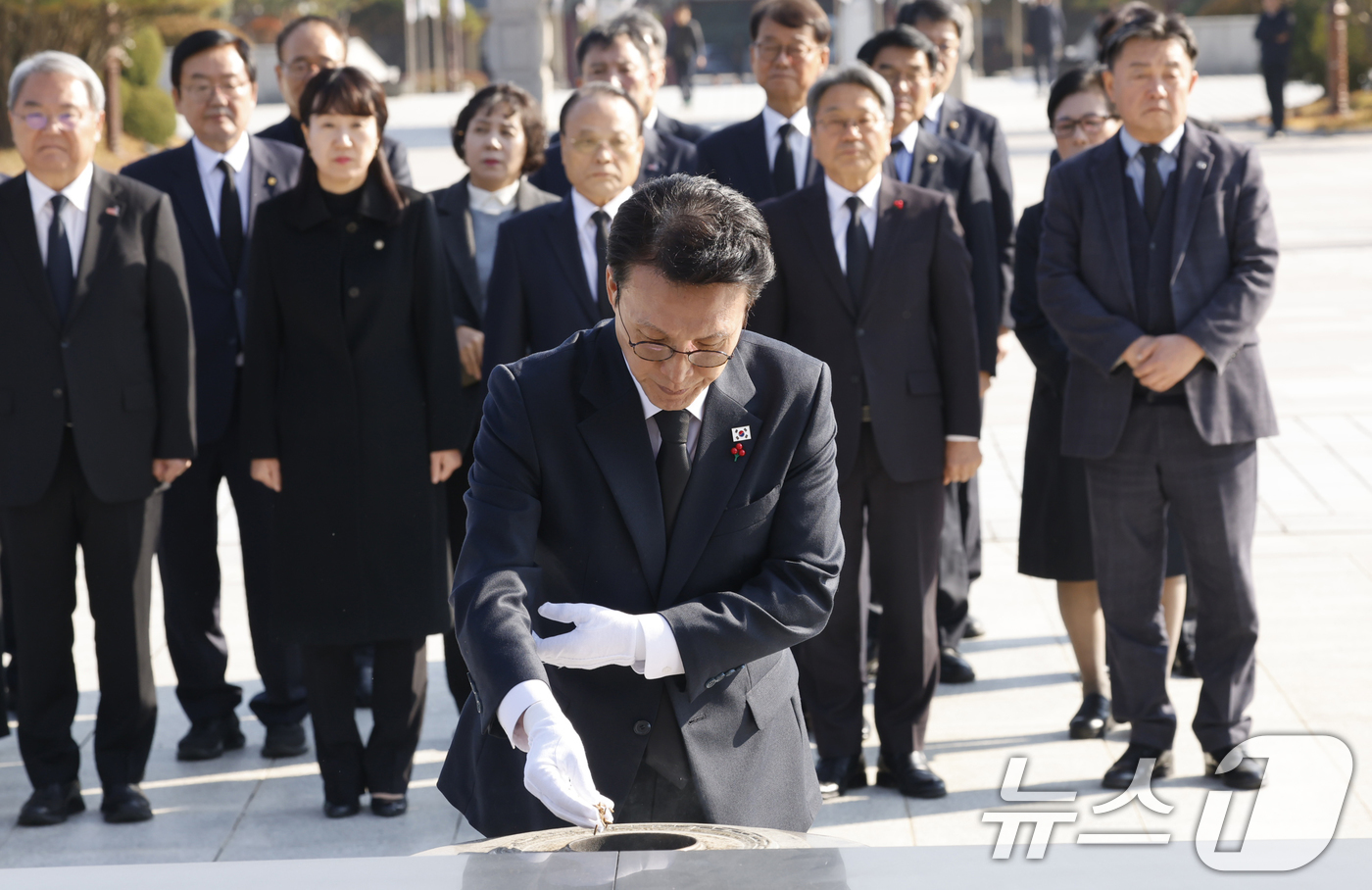 (광주=뉴스1) 김태성 기자 = 김민석 국무총리가 26일 광주 북구 국립5·18민주묘지를 찾아 참배하고 있다. 2025.11.26/뉴스1