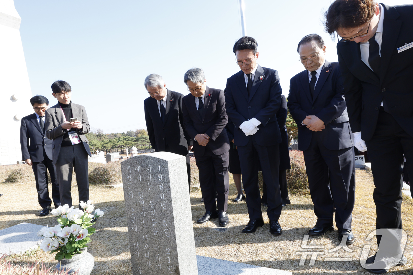 (광주=뉴스1) 김태성 기자 = 김민석 국무총리가 26일 광주 북구 국립5·18민주묘지를 찾아 박금희 열사 묘역을 참배하고 있다.  2025.11.26/뉴스1