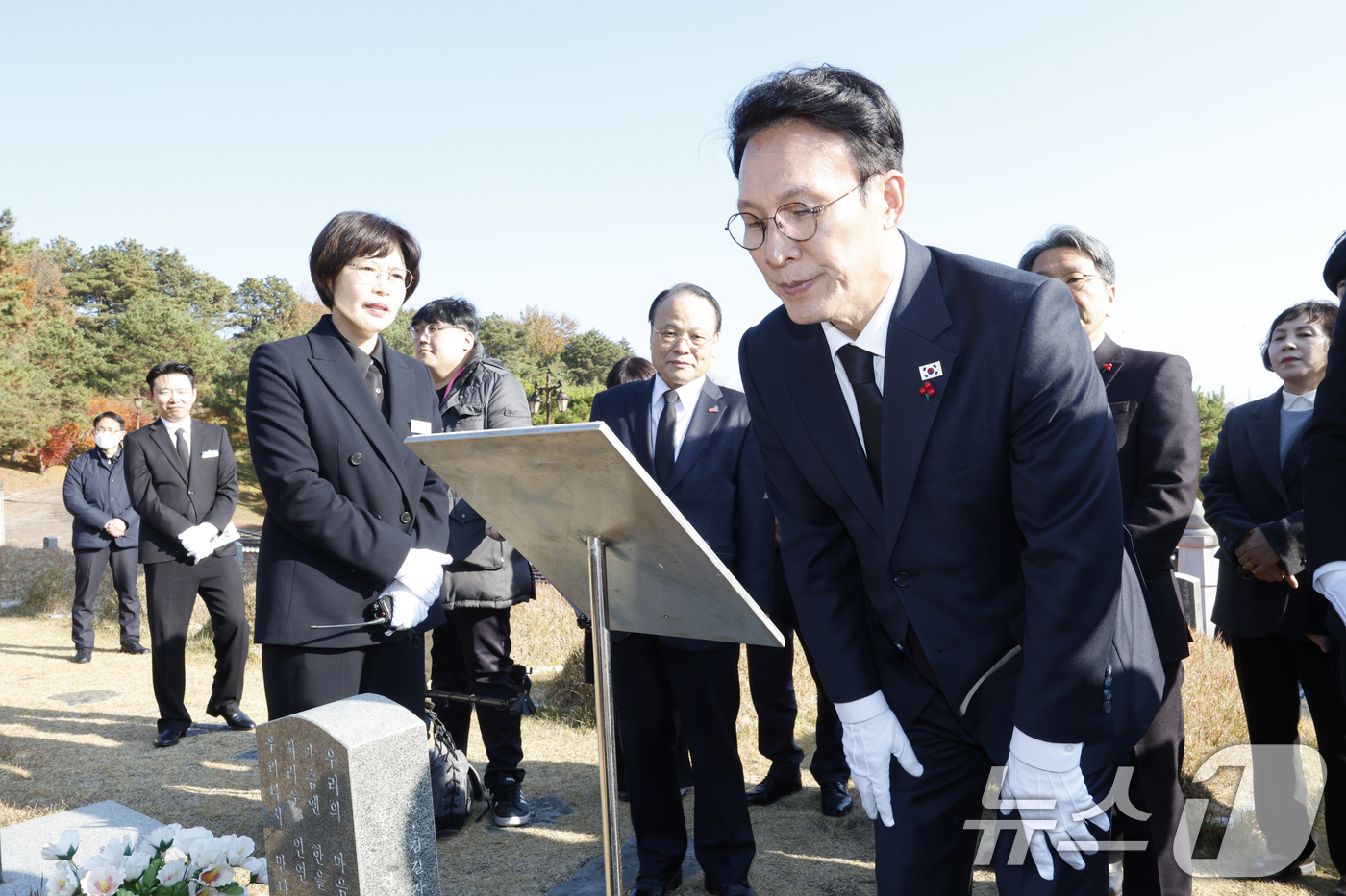(광주=뉴스1) 김태성 기자 = 김민석 국무총리가 26일 광주 북구 국립5·18민주묘지를 찾아 문재학열사 묘를 참배하고 있다. 2025.11.26/뉴스1