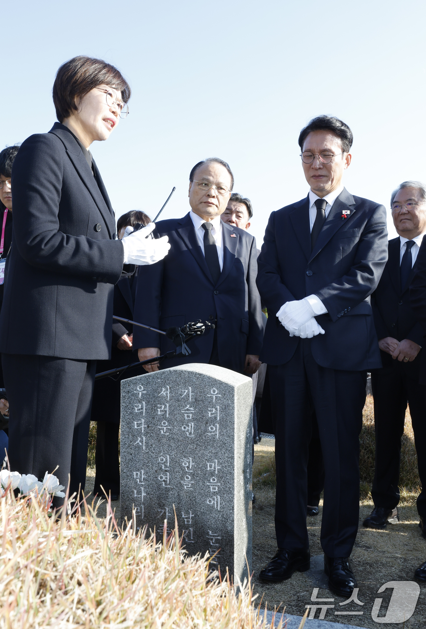 (광주=뉴스1) 김태성 기자 = 김민석 국무총리가 26일 광주 북구 국립5·18민주묘지를 찾아 문재학열사 묘를 참배하고 있다. 2025.11.26/뉴스1