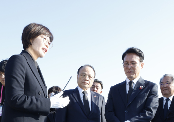 문재학 열사 묘 참배하는 김민석 총리