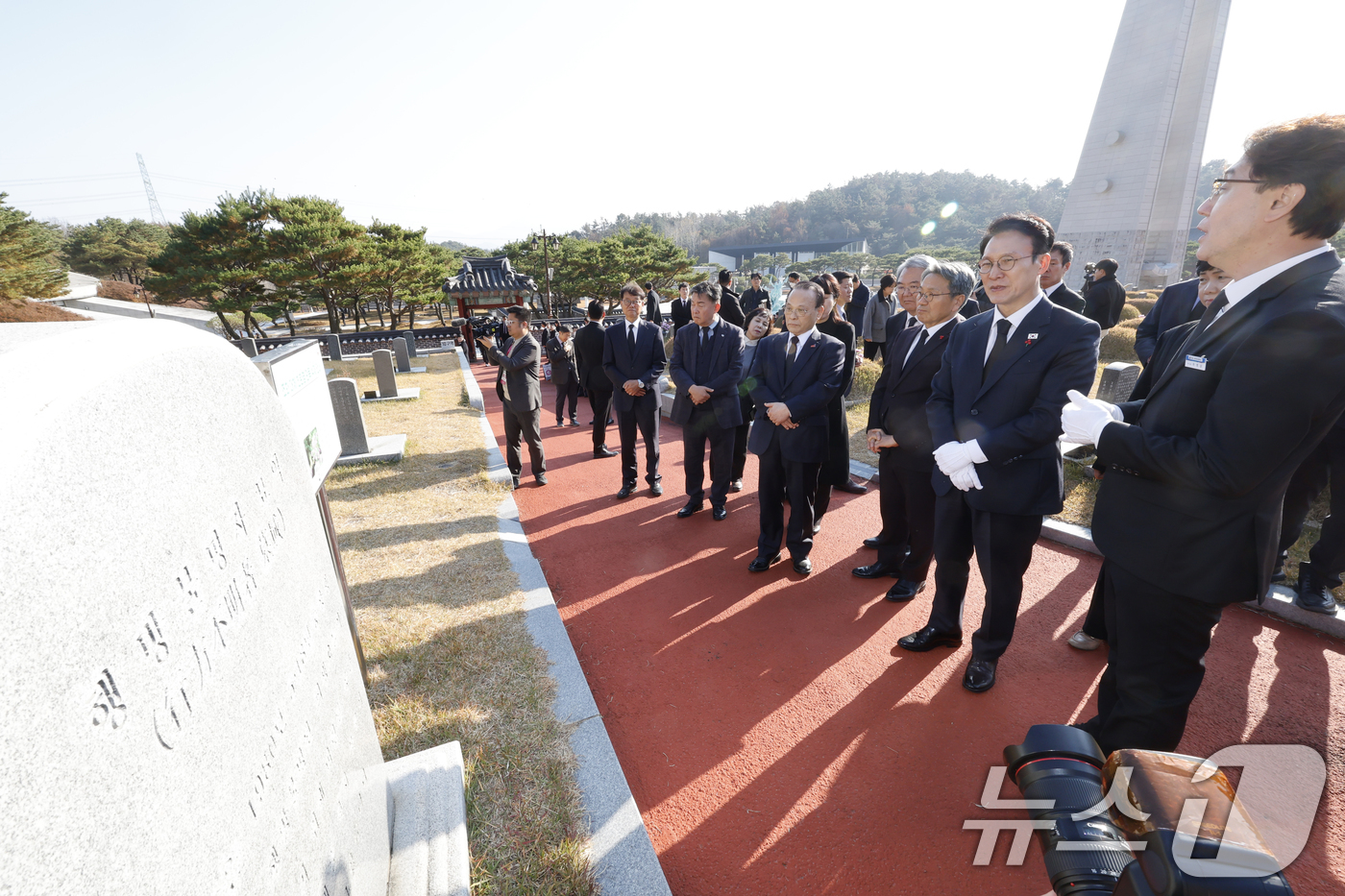 (광주=뉴스1) 김태성 기자 = 김민석 국무총리가 26일 광주 북구 국립5·18민주묘지를 참배하고 행불자묘를 살펴보고 있다. 2025.11.26/뉴스1
