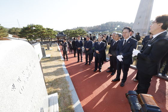 5.18행불자 묘 살피는 김민석 총리
