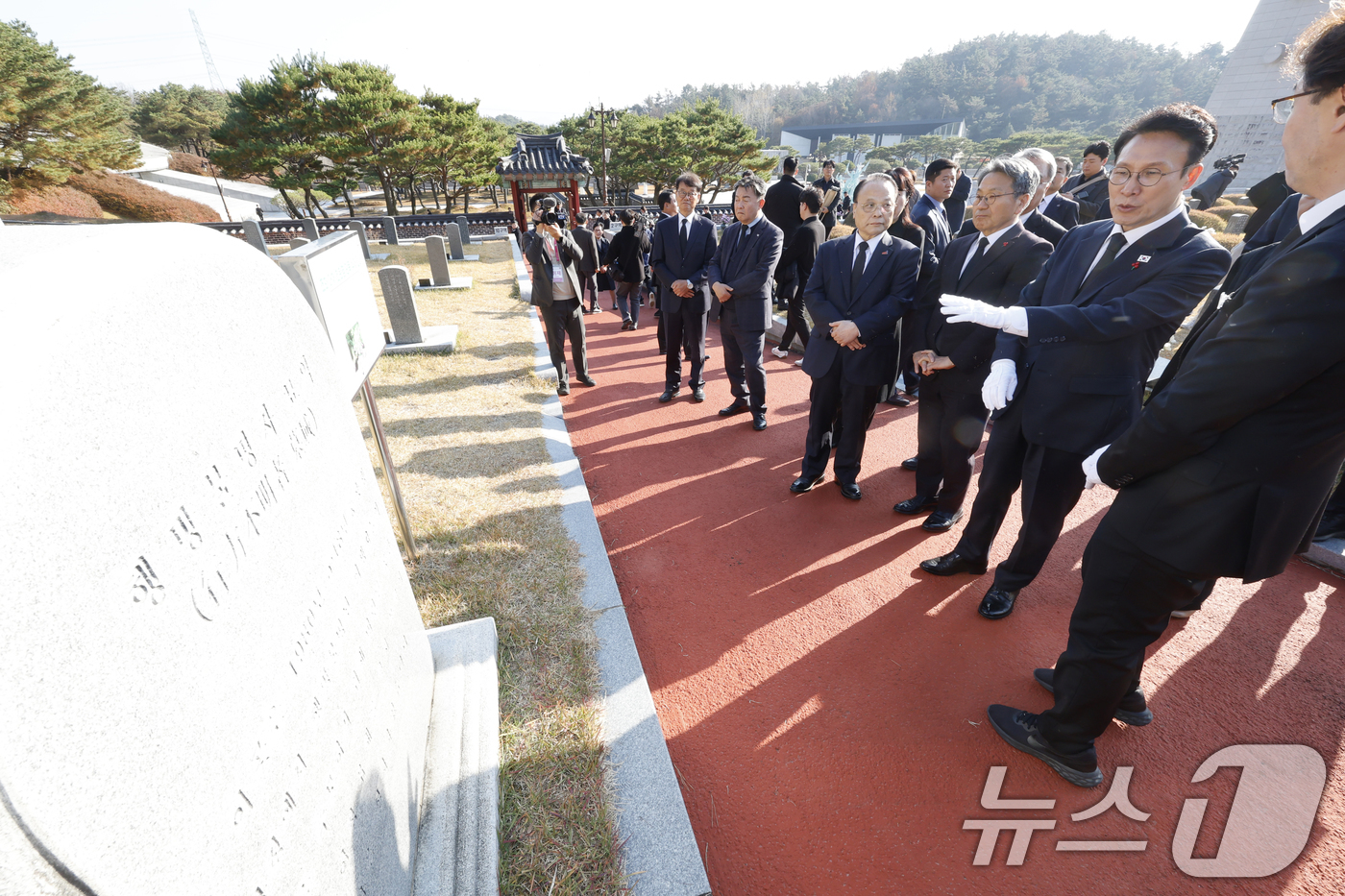 (광주=뉴스1) 김태성 기자 = 김민석 국무총리가 26일 광주 북구 국립5·18민주묘지를 참배하고 행불자묘를 살펴보고 있다. 2025.11.26/뉴스1