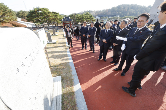5.18행불자 묘 살펴보는 김민석 총리