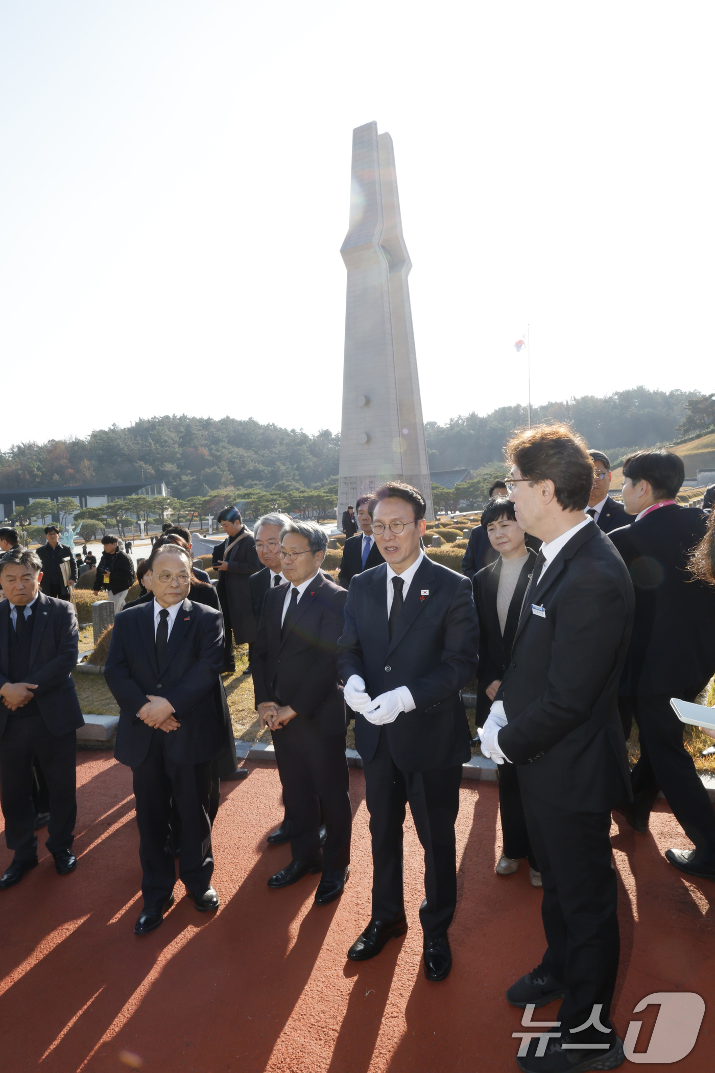 (광주=뉴스1) 김태성 기자 = 김민석 국무총리가 26일 광주 북구 국립5·18민주묘지를 참배하고 행불자묘를 살펴보고 있다. 2025.11.26/뉴스1