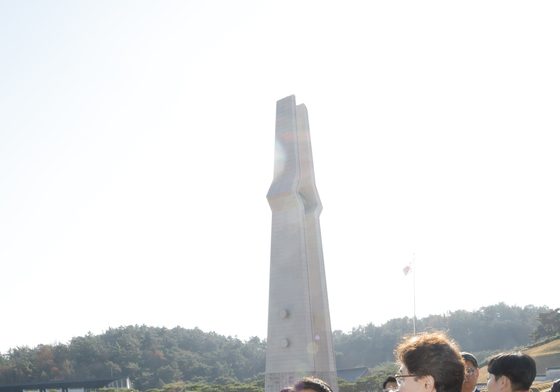 5.18행불자 묘 살펴보는 김민석 총리