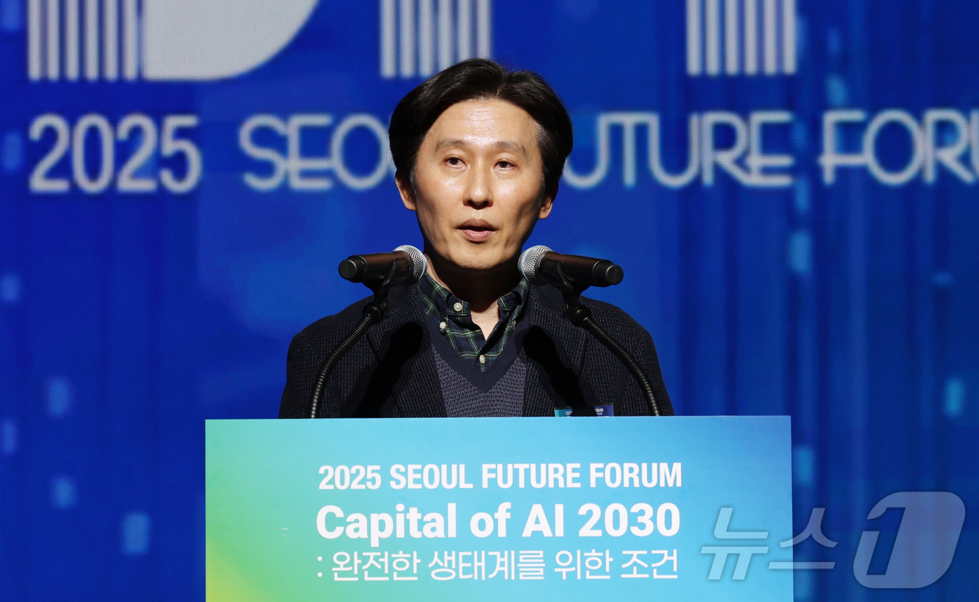 (서울=뉴스1) 박지혜 기자 = 윤정원 AWS코리아 공공부문 대표가 26일 서울 중구 대한상공회의소 국제회의장에서 열린 2025 서울퓨처포럼에서 기조연설을 하고 있다. 2025.1 …