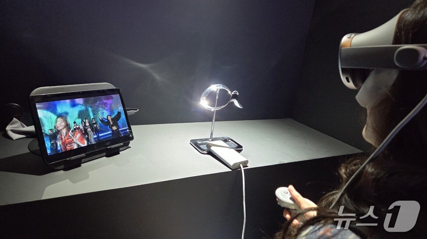 본문 이미지 - 6일 서울 강남구 코엑스에서 열린 팀네이버 통합 콘퍼런스 '단25'(DAN25)에서 갤럭시 XR을 통해 치지직 XR 앱을 체험하는 모습. 2025.11.06. ⓒ 뉴스1