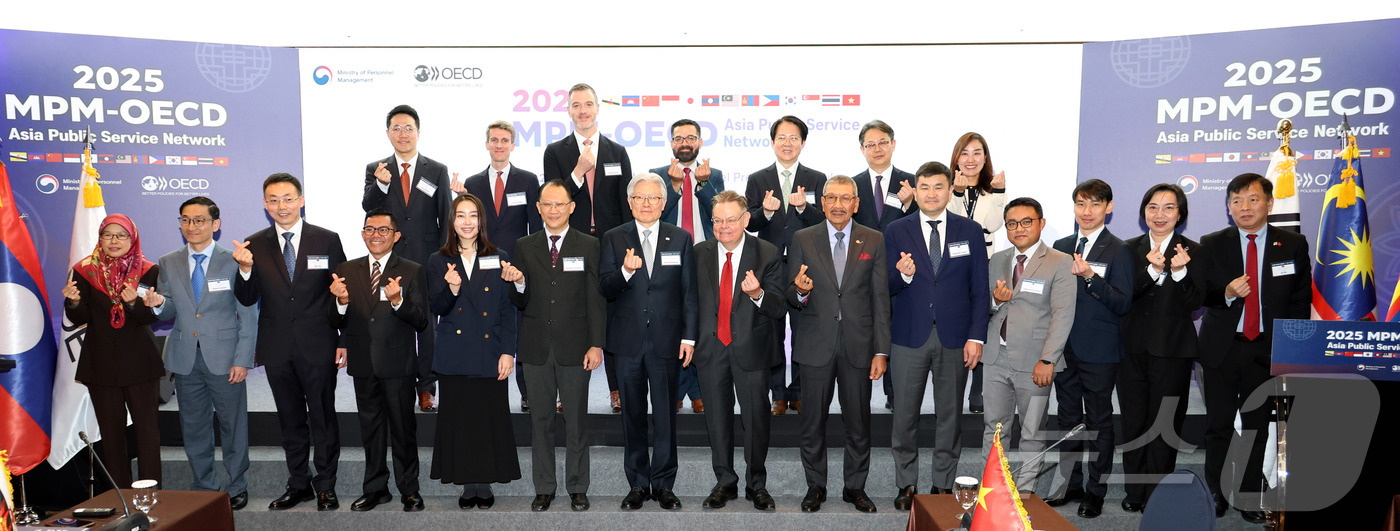 (서울=뉴스1) = 최동석 인사혁신처장이 26일 서울 중구 프레지던트 호텔에서 열린 '2025 인사혁신처-OECD 아시아 인사행정 네트워크 컨퍼런스'에서 각국 참석자들과 함께 기념 …