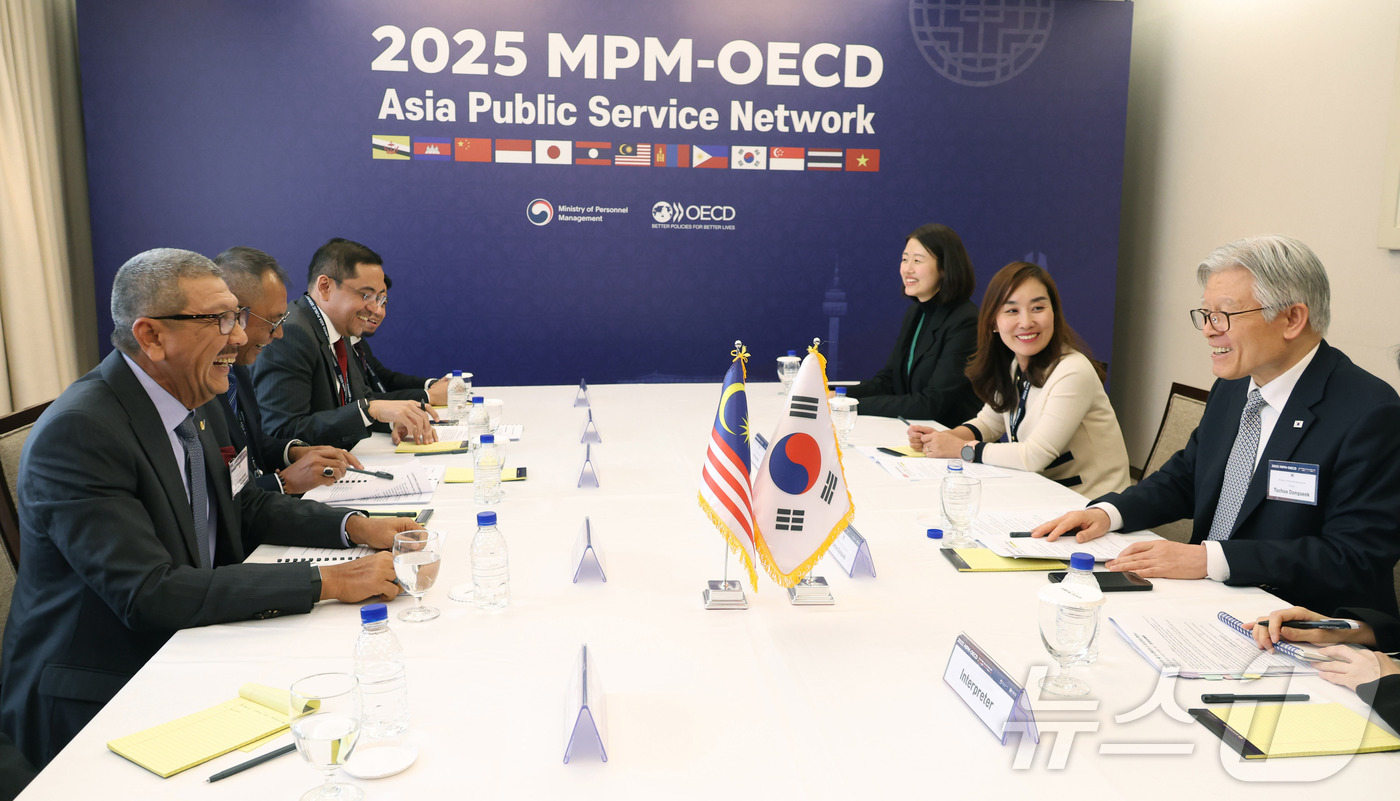 (서울=뉴스1) = 최동석 인사혁신처장이 26일 서울 중구 프레지던트 호텔에서 열린 '2025 인사혁신처-OECD 아시아 인사행정 네트워크 컨퍼런스'에서 탄 스리 완 아흐마드 달란 …