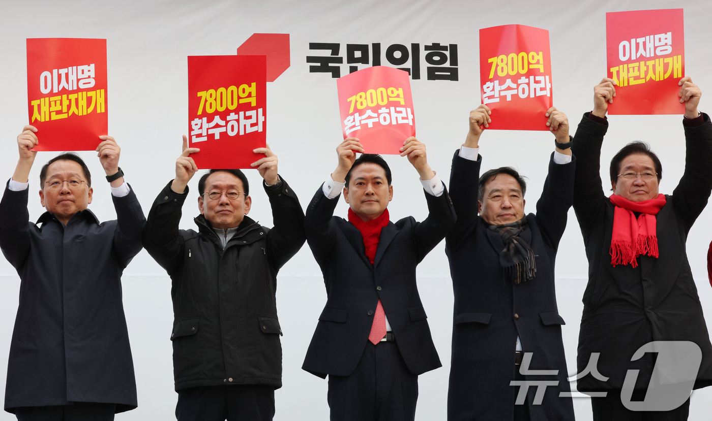 (천안=뉴스1) 김기태 기자 = 장동혁 국민의힘 대표가 26일 충남 천안시외버스터미널 앞에서 열린 민생회복 법치수호 국민대회에 참석해 당직자들과 구호를 외치고 있다. 2025.11 …