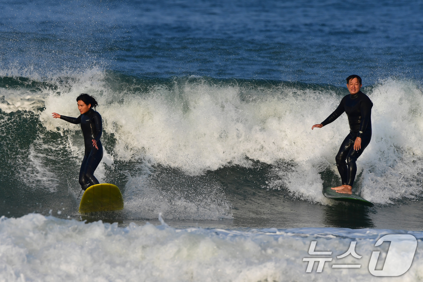 (포항=뉴스1) 최창호 기자 = 26일 오후 경북 포항시 북구 흥해읍 용한리 해수욕장에서 서퍼들이 파도를 타고 있다.  2025.11.26/뉴스1
