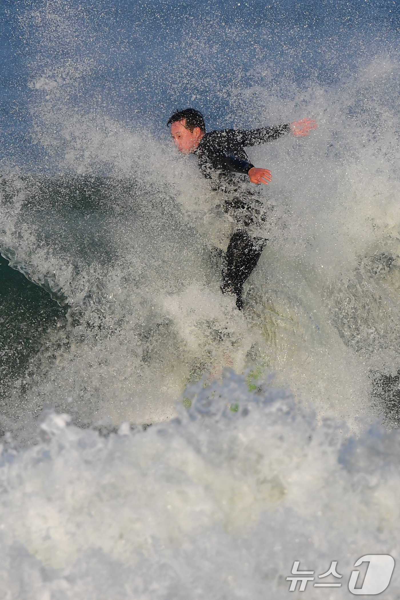 (포항=뉴스1) 최창호 기자 = 26일 오후 경북 포항시 북구 흥해읍 용한리 해수욕장에서 서퍼들이 파도를 타고 있다. 2025.11.26/뉴스1