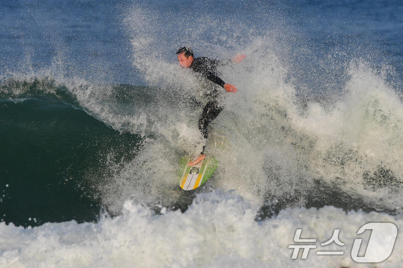 (포항=뉴스1) 최창호 기자 = 26일 오후 경북 포항시 북구 흥해읍 용한리 해수욕장에서 서퍼들이 파도를 타고 있다. 2025.11.26/뉴스1