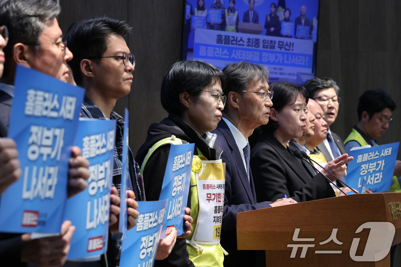 (서울=뉴스1) = 한창민 사회민주당 의원이 26일 서울 여의도 국회 소통관에서 홈플러스 최종 입찰 무산과 관련해 정부가 사태 해결에 나설 것을 촉구하는 기자회견을 하고 있다. 2 …