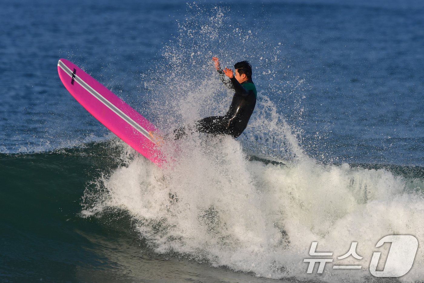 (포항=뉴스1) 최창호 기자 = 26일 오후 경북 포항시 북구 흥해읍 용한리 해수욕장에서 서퍼들이 파도를 타고 있다. 2025.11.26/뉴스1