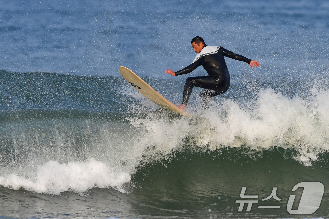 (포항=뉴스1) 최창호 기자 = 26일 오후 경북 포항시 북구 흥해읍 용한리 해수욕장에서 서퍼들이 파도를 타고 있다. 2025.11.26/뉴스1