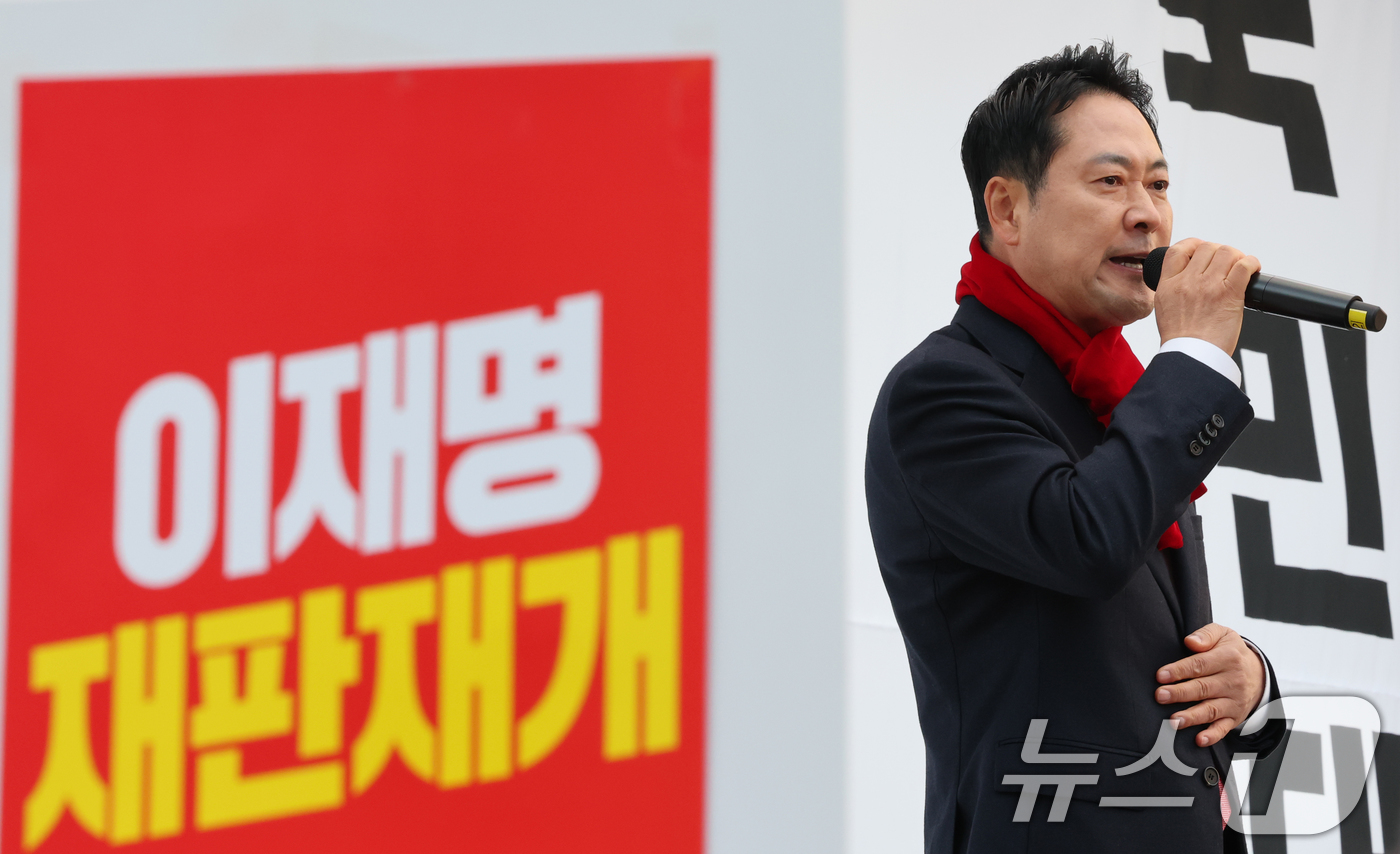 (천안=뉴스1) 김기태 기자 = 장동혁 국민의힘 대표가 26일 충남 천안시외버스터미널 앞에서 열린 민생회복 법치수호 국민대회에 참석해 발언하고 있다. 2025.11.26/뉴스1