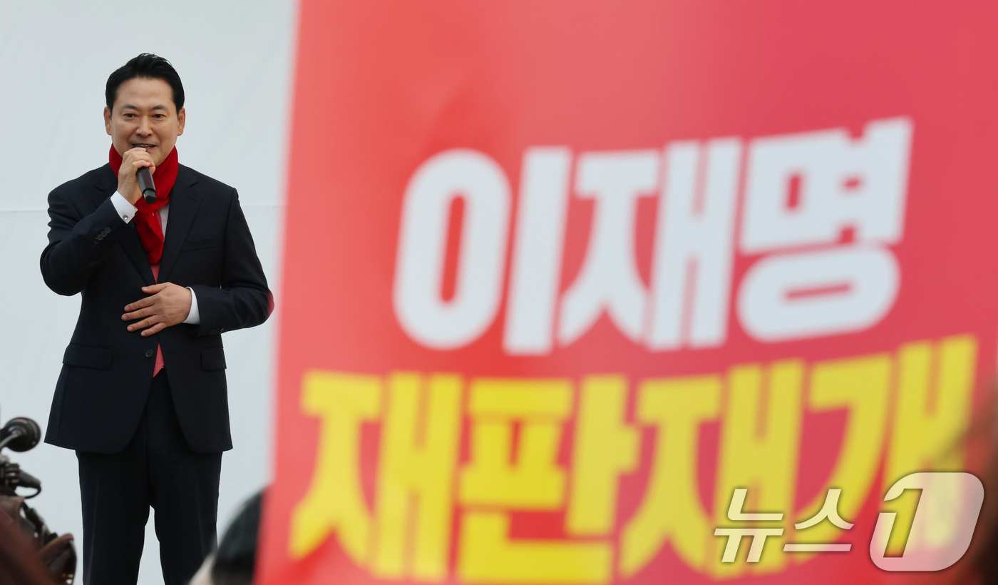 (천안=뉴스1) 김기태 기자 = 장동혁 국민의힘 대표가 26일 충남 천안시외버스터미널 앞에서 열린 민생회복 법치수호 국민대회에 참석해 발언하고 있다. 2025.11.26/뉴스1