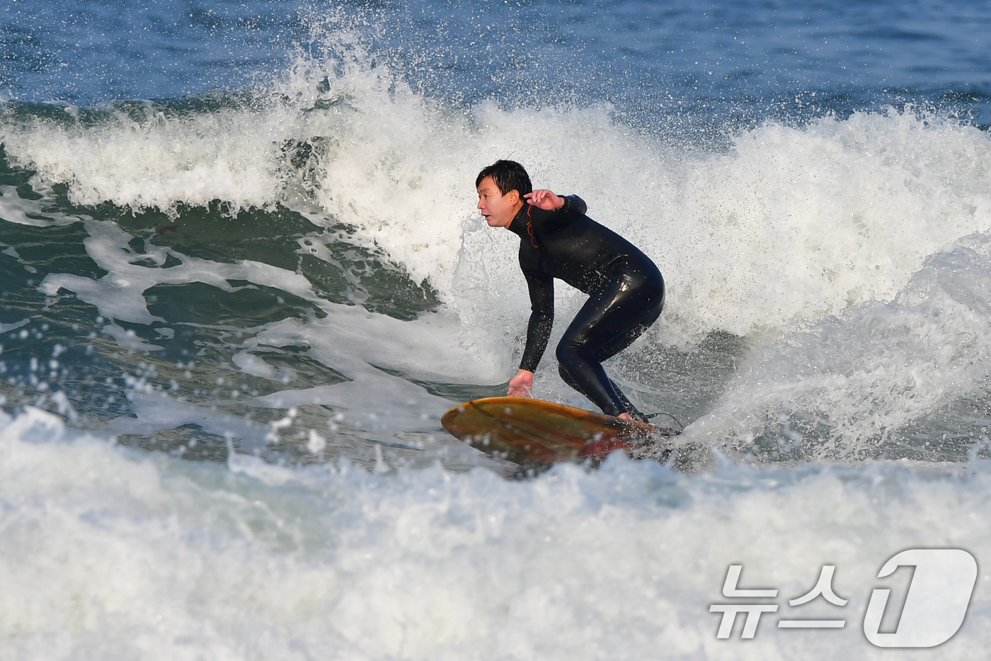 (포항=뉴스1) 최창호 기자 = 26일 오후 경북 포항시 북구 흥해읍 용한리 해수욕장에서 서퍼들이 파도를 타고 있다. 2025.11.26/뉴스1