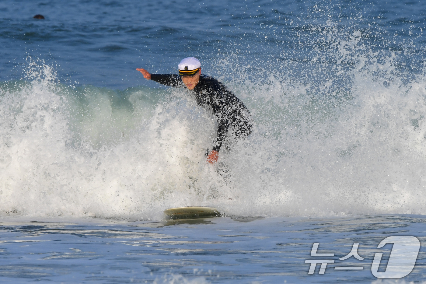(포항=뉴스1) 최창호 기자 = 26일 오후 경북 포항시 북구 흥해읍 용한리 해수욕장에서 서퍼들이 파도를 타고 있다. 2025.11.26/뉴스1