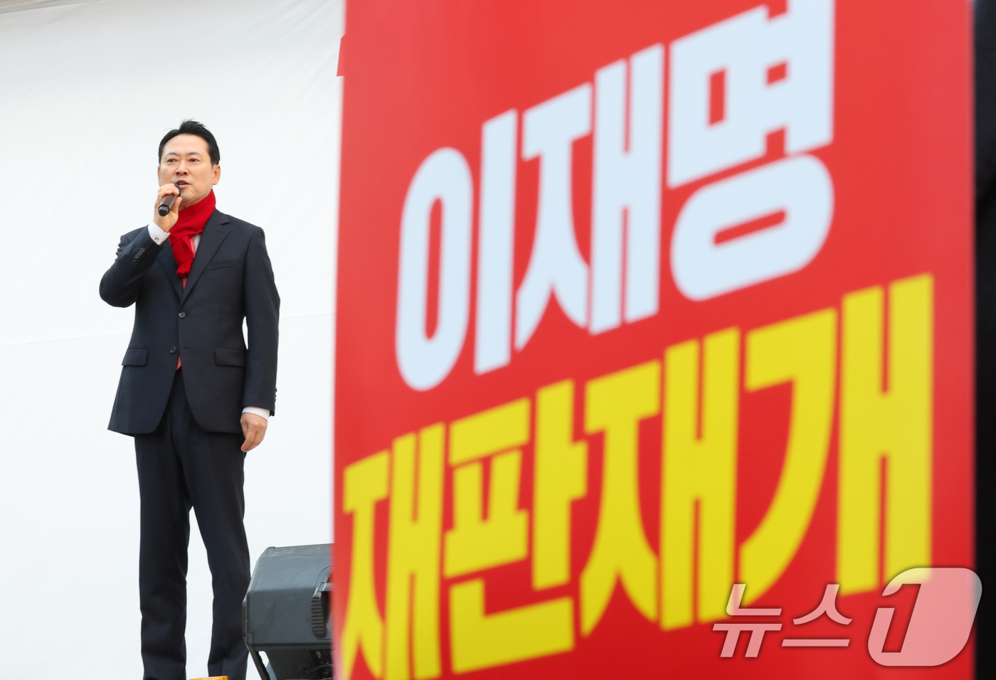 (천안=뉴스1) 김기태 기자 = 장동혁 국민의힘 대표가 26일 충남 천안시외버스터미널 앞에서 열린 민생회복 법치수호 국민대회에 참석해 발언하고 있다. 2025.11.26/뉴스1