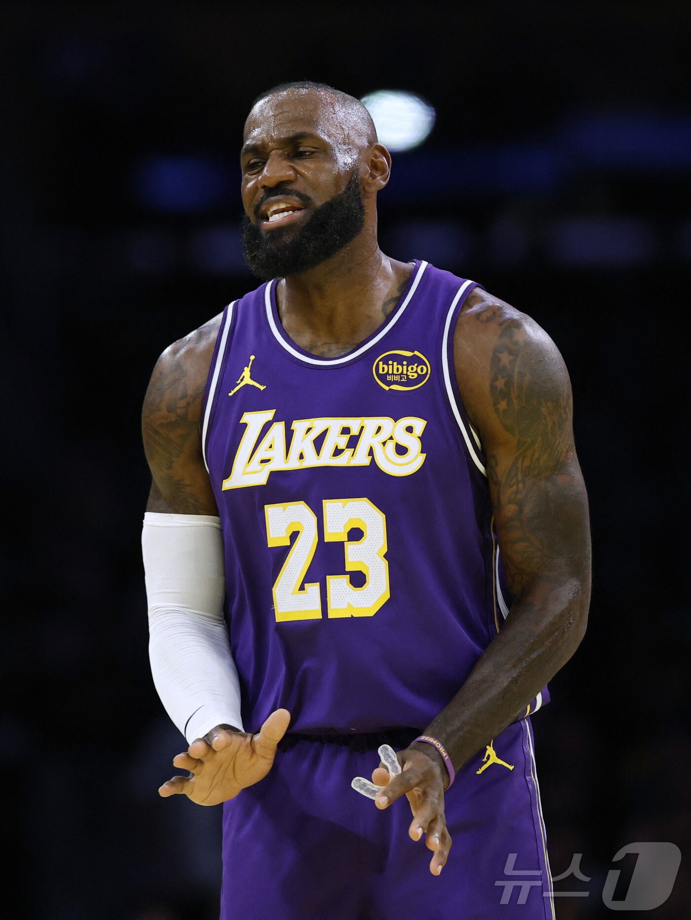 본문 이미지 - LA 레이커스의 르브론 제임스는 26일&#40;한국시간&#41; 열린 2025-26 NBA LA 클리퍼스와 경기에서 개인 시즌 한 경기 최다인 25점을 기록했다. ⓒ AFP=뉴스1