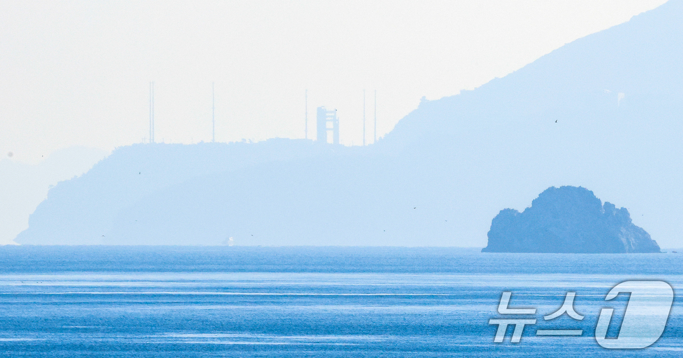 (고흥=뉴스1) 안은나 기자 = 한국형 발사체 누리호(KSLV-Ⅱ)가 26일 전남 고흥군 나로우주센터에서 4차 발사를 준비하고 있다. 차세대중형위성 3호(1기)를 비롯해 큐브위성 …
