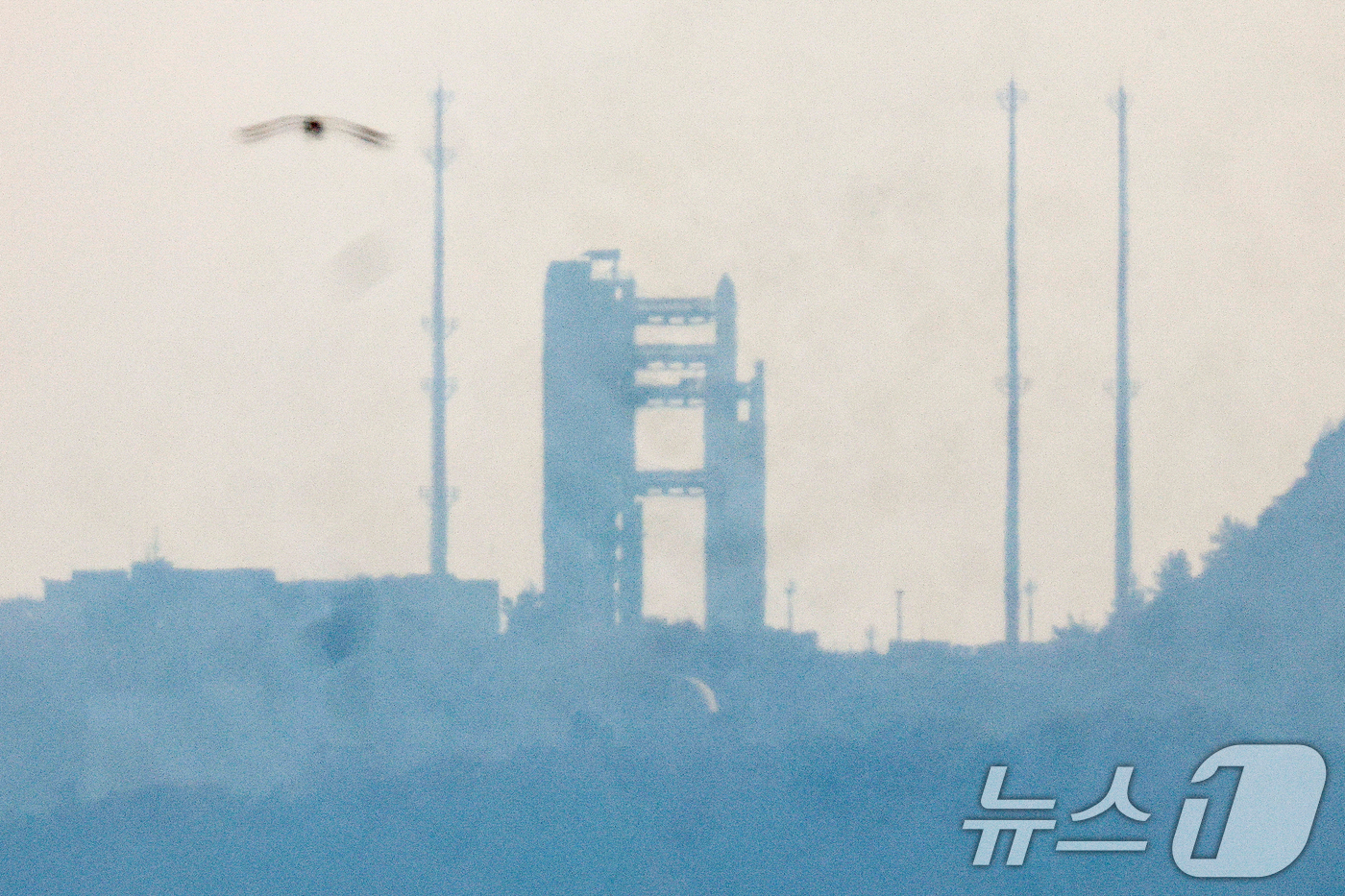 (고흥=뉴스1) 안은나 기자 = 한국형 발사체 누리호(KSLV-Ⅱ)가 26일 전남 고흥군 나로우주센터에서 4차 발사를 준비하고 있다. 차세대중형위성 3호(1기)를 비롯해 큐브위성 …