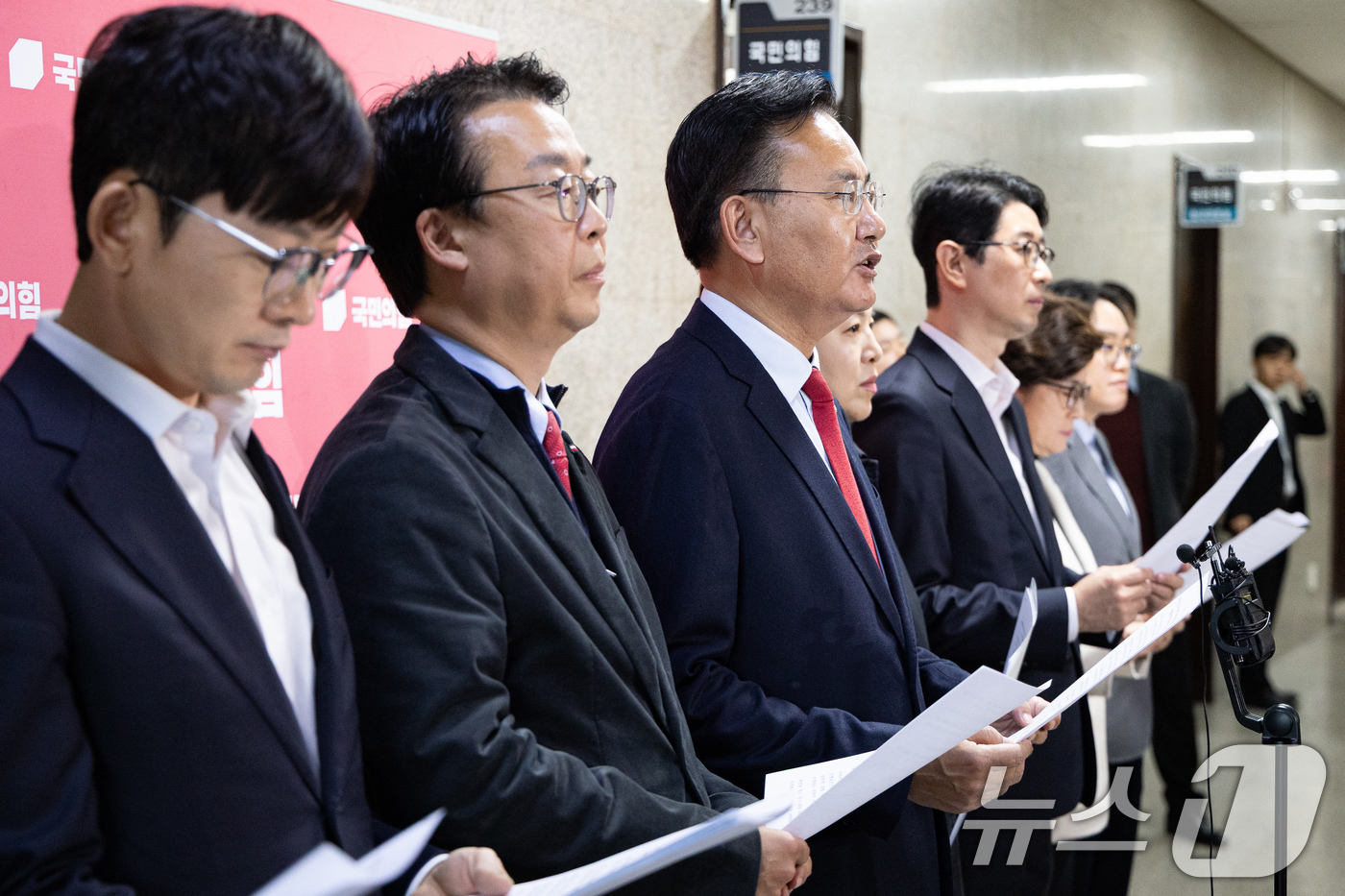 (서울=뉴스1) 유승관 기자 = 유상범 국민의힘 원내수석부대표를 비롯한 국회운영위원들이 26일 서울 여의도 국회에서 열린 국회운영개선소위원회에서 민주당이 필리버스터 무력화 법안을 …