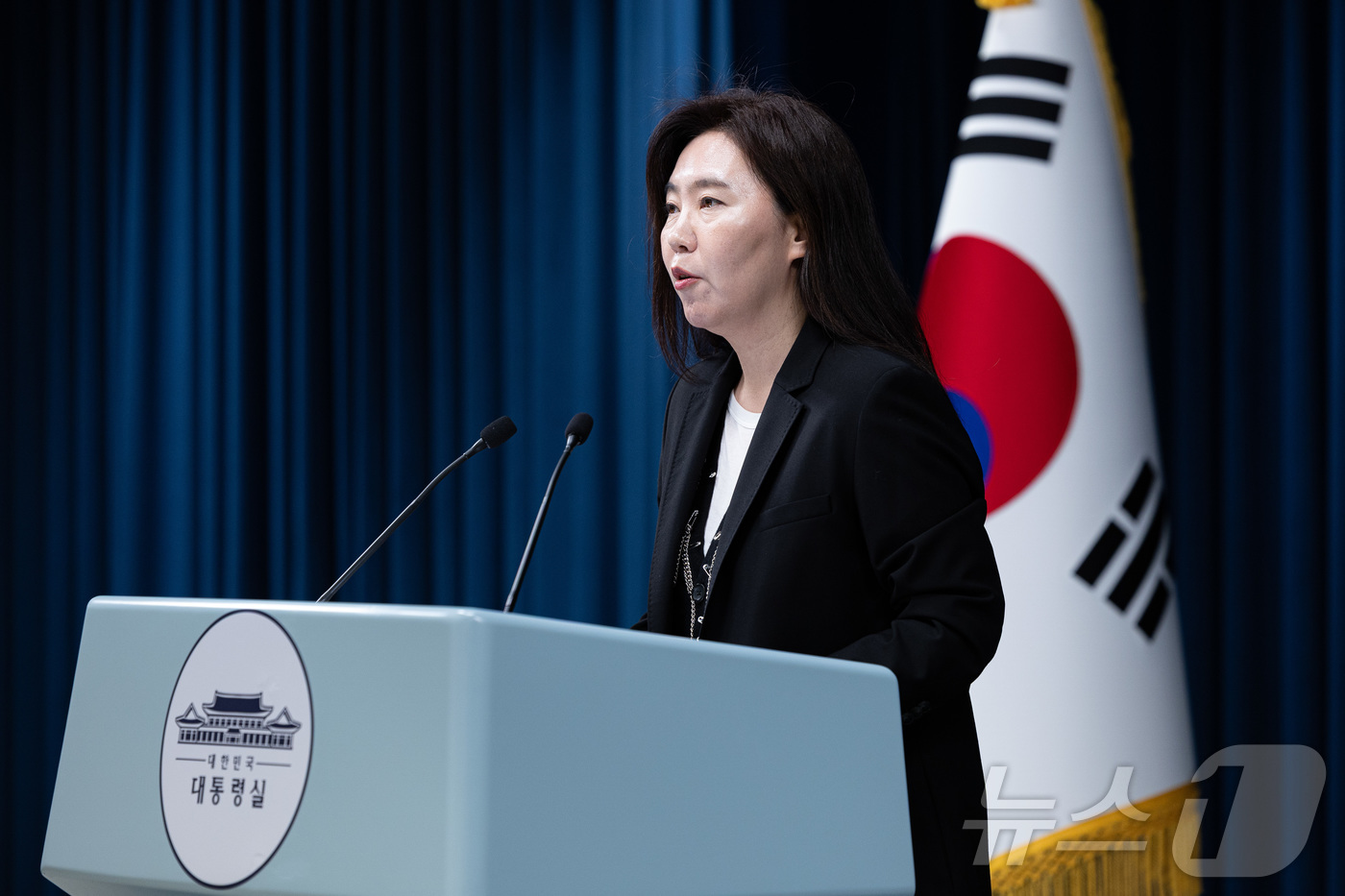 (서울=뉴스1) 이재명 기자 = 강유정 대통령실 대변인이 26일 서울 용산 대통령실 청사에서 사법 현안 관련 브리핑을 하고 있다. 2025.11.26/뉴스1