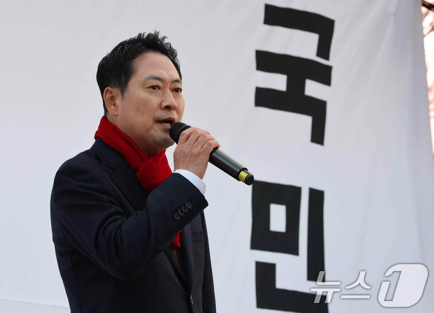 (천안=뉴스1) 김기태 기자 = 장동혁 국민의힘 대표가 26일 충남 천안시외버스터미널 앞에서 열린 민생회복 법치수호 국민대회에 참석해 발언하고 있다. 2025.11.26/뉴스1