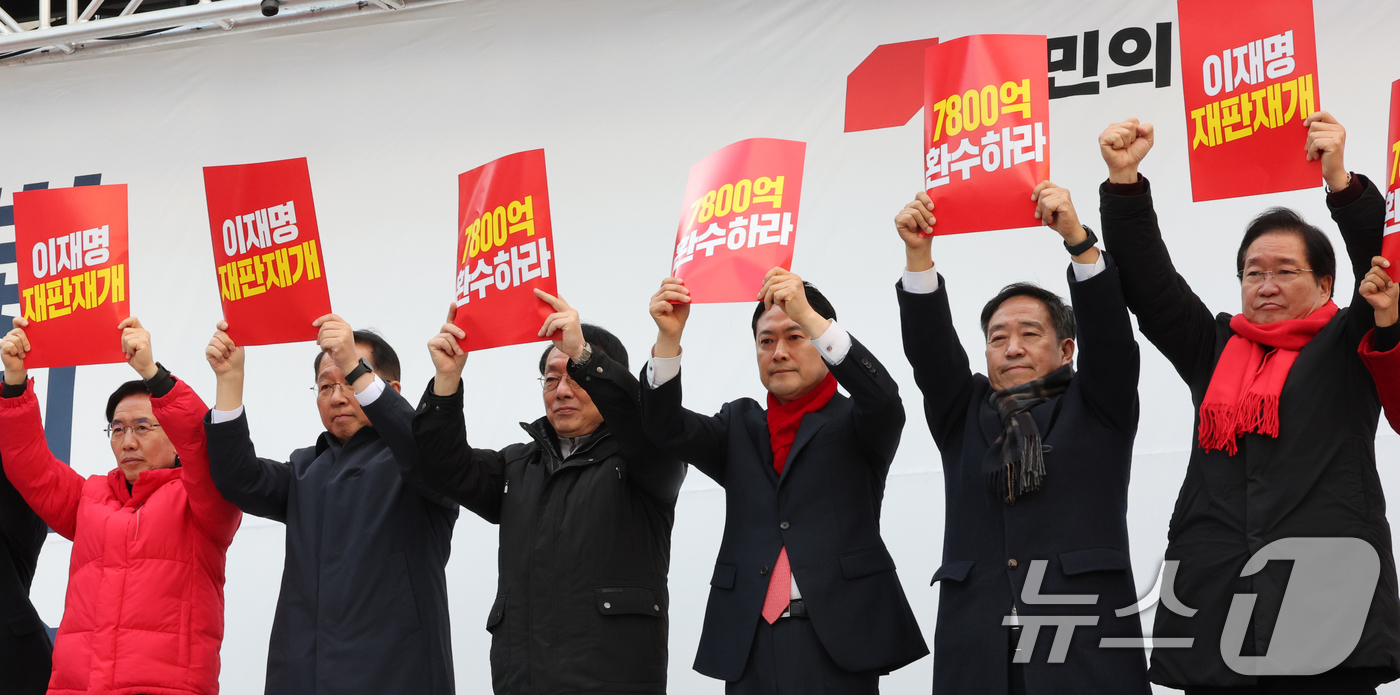 (천안=뉴스1) 김기태 기자 = 장동혁 국민의힘 대표가 26일 충남 천안시외버스터미널 앞에서 열린 민생회복 법치수호 국민대회에 참석해 당직자들과 이재명 대통령 재판 재개 촉구, 7 …