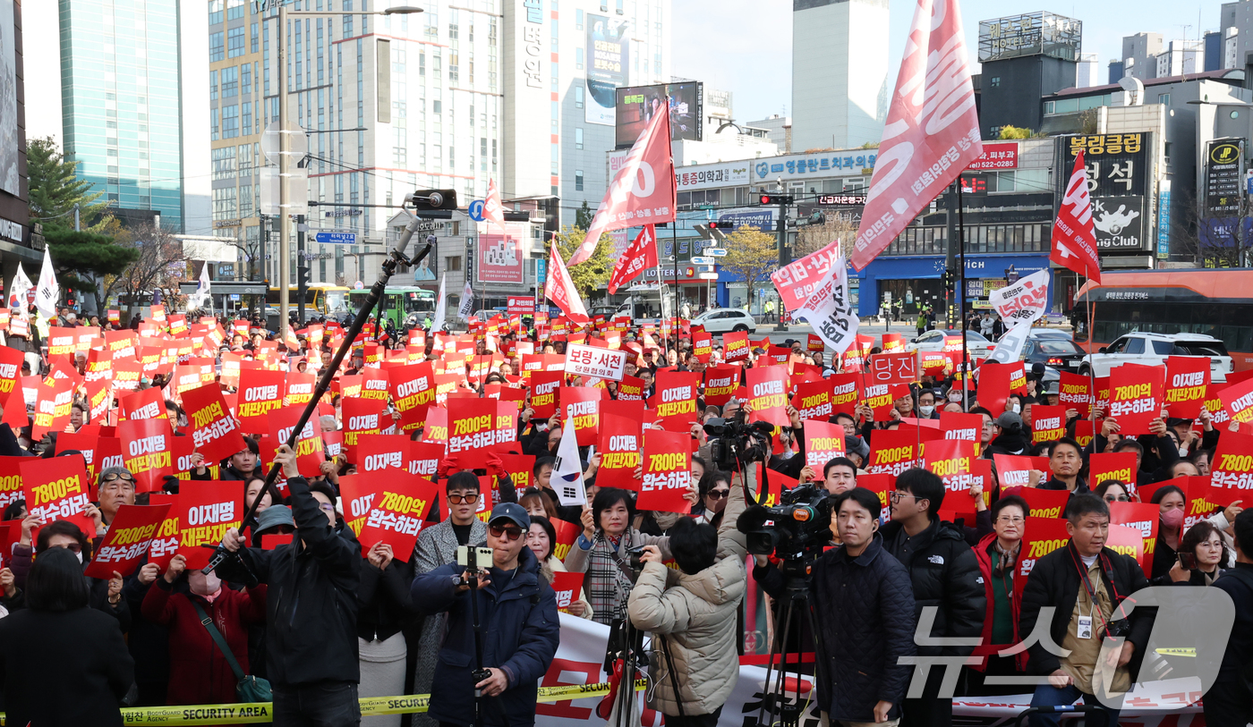 (천안=뉴스1) 김기태 기자 = 26일 충남 천안시외버스터미널 앞에서 열린 국민의힘 민생회복 법치수호 국민대회에서 장동혁 대표를 비롯한 참석자들이 이재명 대통령 재판 재개 촉구, …