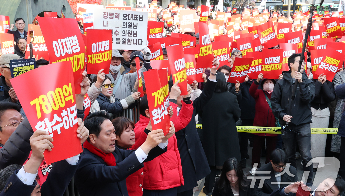 (천안=뉴스1) 김기태 기자 = 장동혁 국민의힘 대표가 26일 충남 천안시외버스터미널 앞에서 열린 민생회복 법치수호 국민대회에 참석해 당직자들과 이재명 대통령 재판 재개 촉구, 7 …